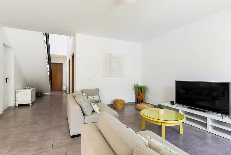 Fernseher und Couch im Wohnzimmer