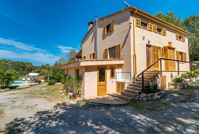 Finca mit Garten und Bäumen
