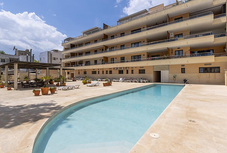 Ferienanlage mit Außenbereich und Pool