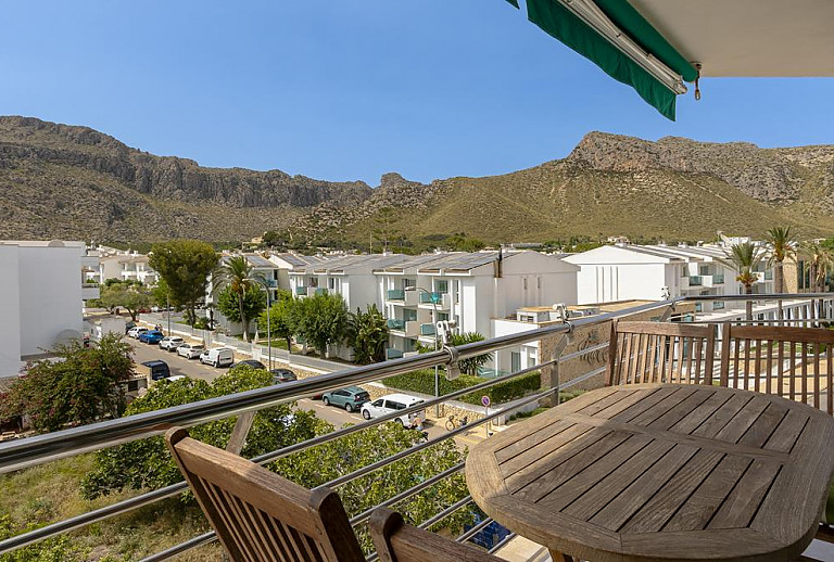 Terrasse mit Ausblick und Esstisch