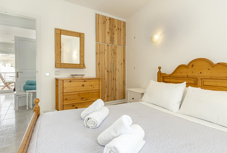 Schlafzimmer mit Doppelbett und Wandschrank