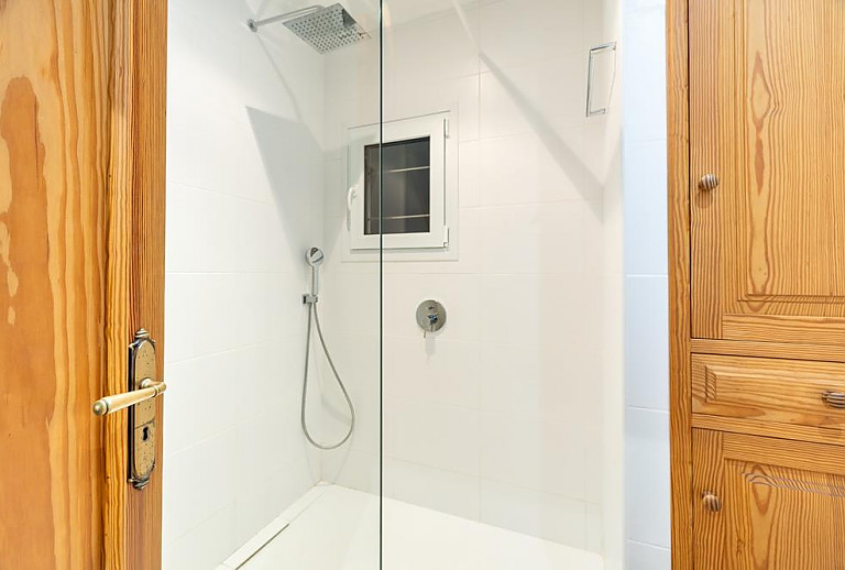 Badezimmer mit Dusche und Fenster