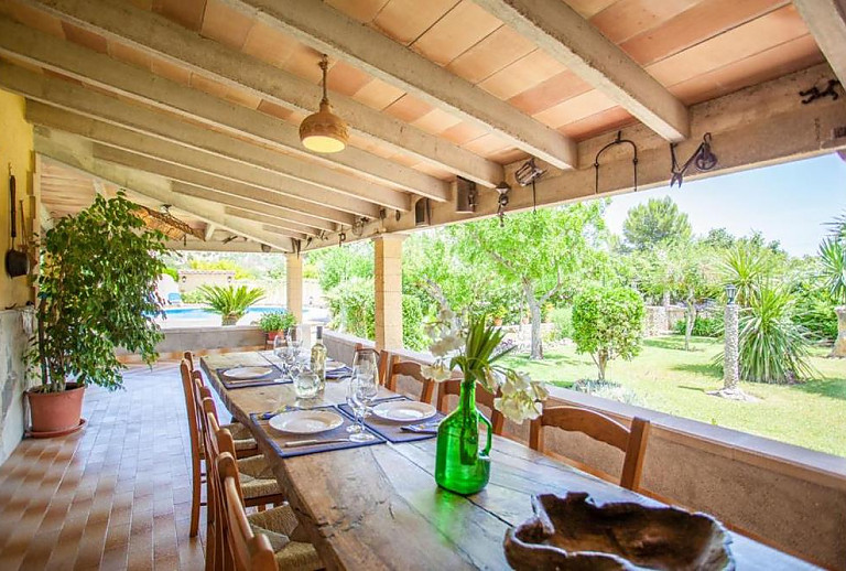 Terrasse mit Vordach und Esstisch