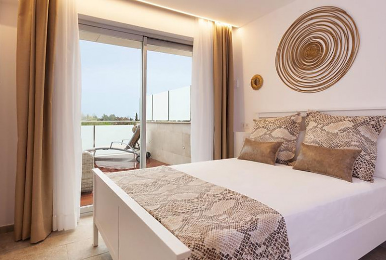 Schlafzimmer mit Doppelbett und Balkon