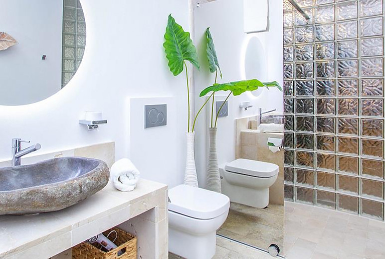 Badezimmer mit Waschbecken und WC