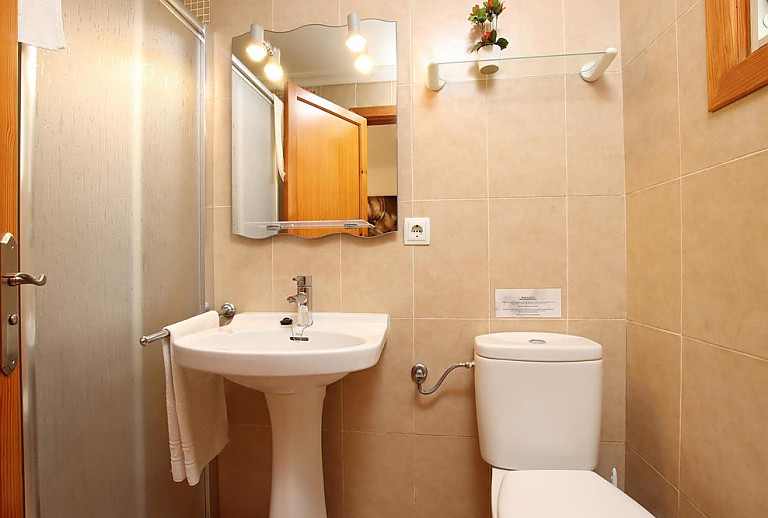 Badezimmer mit Dusche und WC