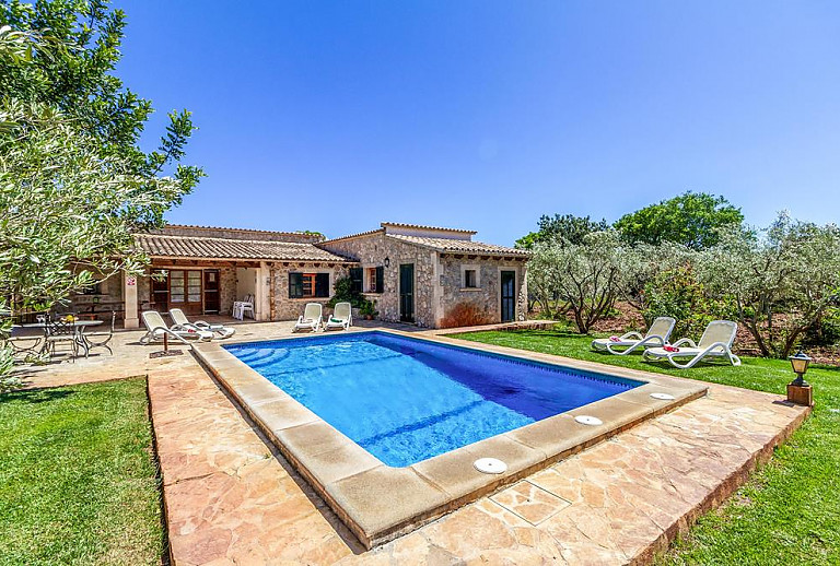 Rasen am Pool vor der Finca