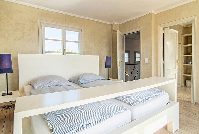 Schlafzimmer mit Doppelbett und Badezimmer