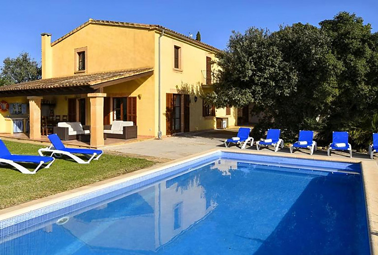 Poolbereich mit Sonnenliegen vor der Finca