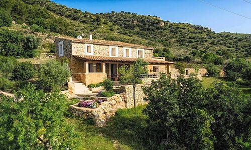 Natursteinfinca in schöner Landschaft