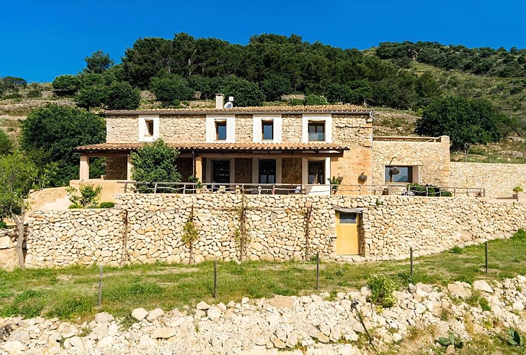 Finca am Berg gelegen mit Natursteinen