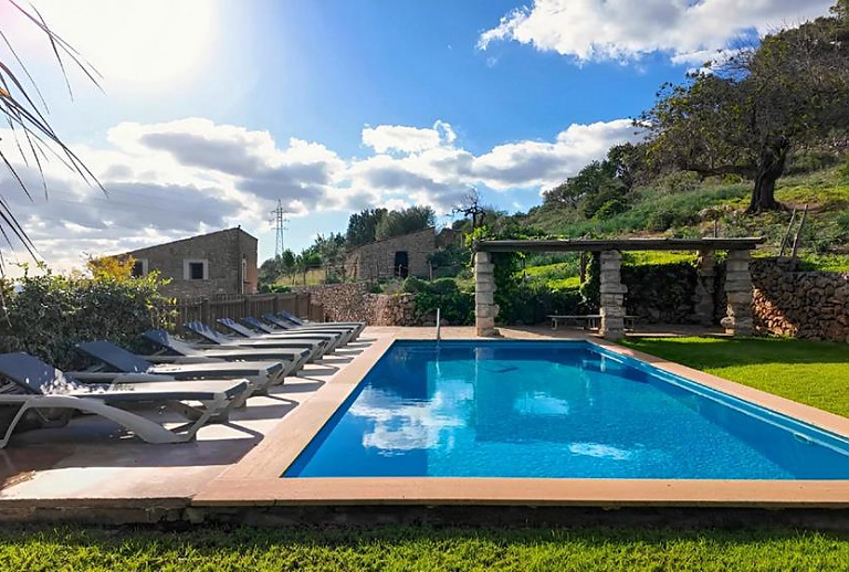Pool mit Sonnenterrasse und Poolliegen