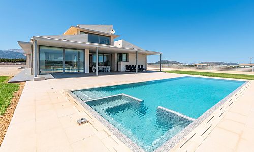 Finca mit Poolterrasse und Sonnenliegen