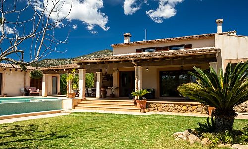 Finca mit Rasen und Pool