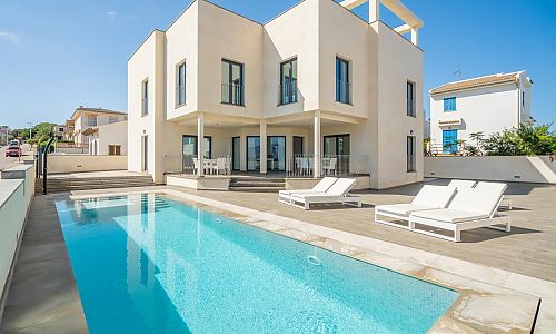 Ferienhaus mit Poolterrasse und Sonnenliegen