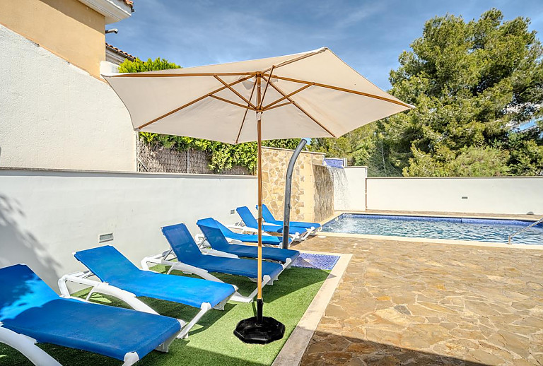 Poolliegen und Sonnenschirm auf der Terrasse