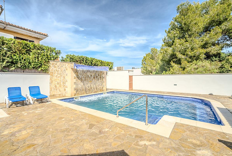 Schwimmbecken auf der Terrasse mit Sonnenliegen