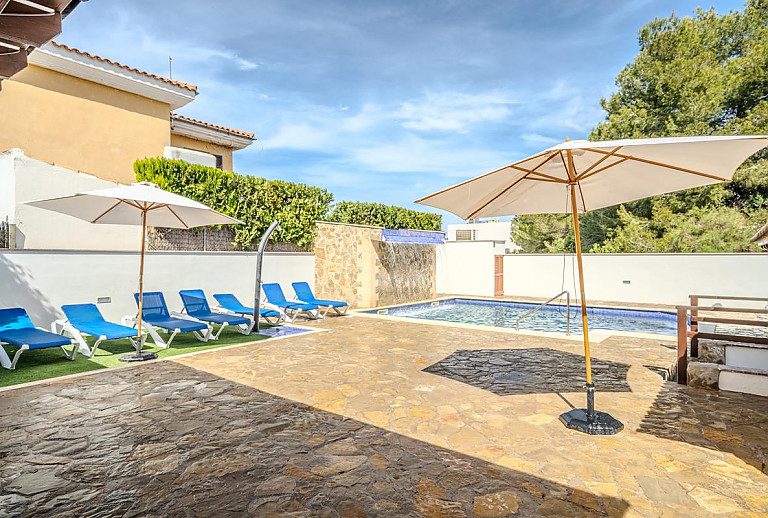 Pool auf der Terrasse mit Sonnenliegen