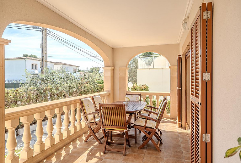 Balkon mit Sitzmöbeln und Weitblick