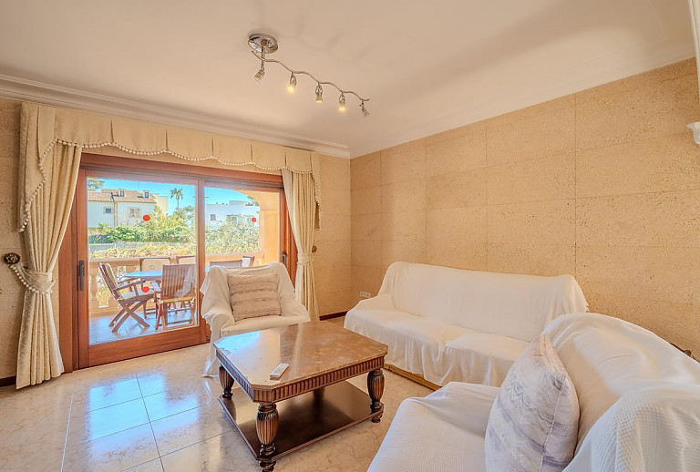 Wohnzimmer mit Couch und Terrassenzugang