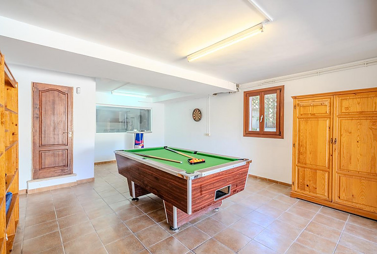 Billardtisch und Schrank im Aufenthaltsraum