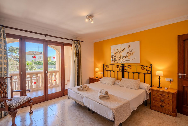 Schlafzimmer mit Einzelbetten und Balkon