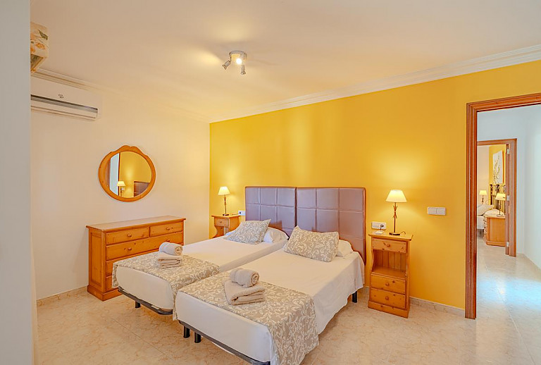 Schlafzimmer mit Einzelbetten und Kommode