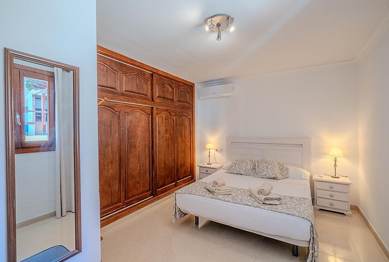 Schlafzimmer mit Doppelbett Wandschrank