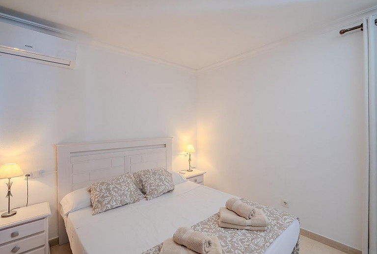 Schlafzimmer mit Doppelbett und Nachttisch
