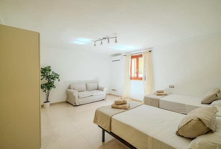 Schlafzimmer mit Einzelbetten und Couch