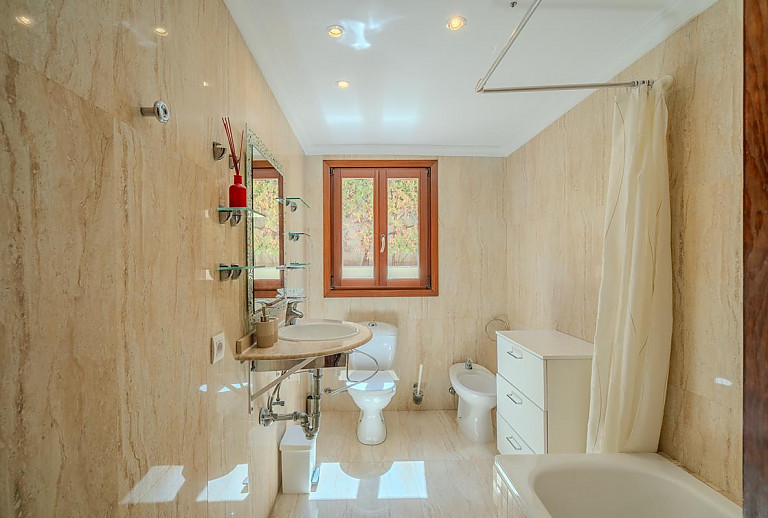 Bad mit Waschbecken und WC
