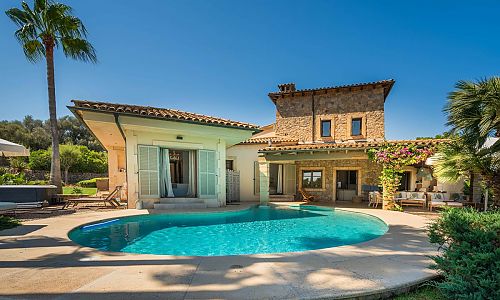 Finca mit Terrasse und Poolbereich
