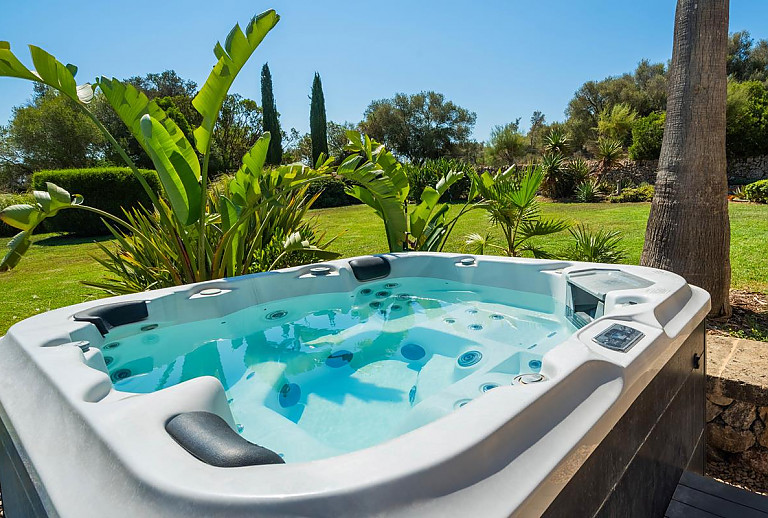 Whirlpool mit Blick in den Garten