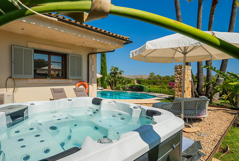 Whirlpool am Poolbereich Mit Loungemöbel