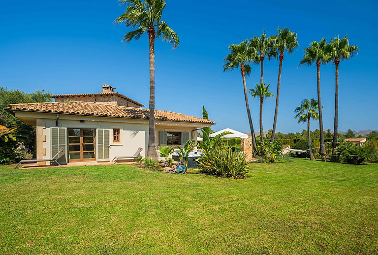 Rasen und Palmen vor der Finca