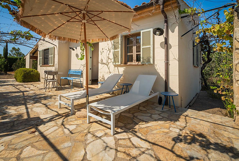 Sonnenliegen im Schatten auf der Terrasse