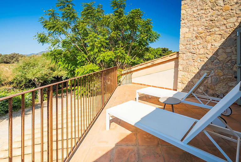 Balkon mit Sonnenliegen und Weitblick