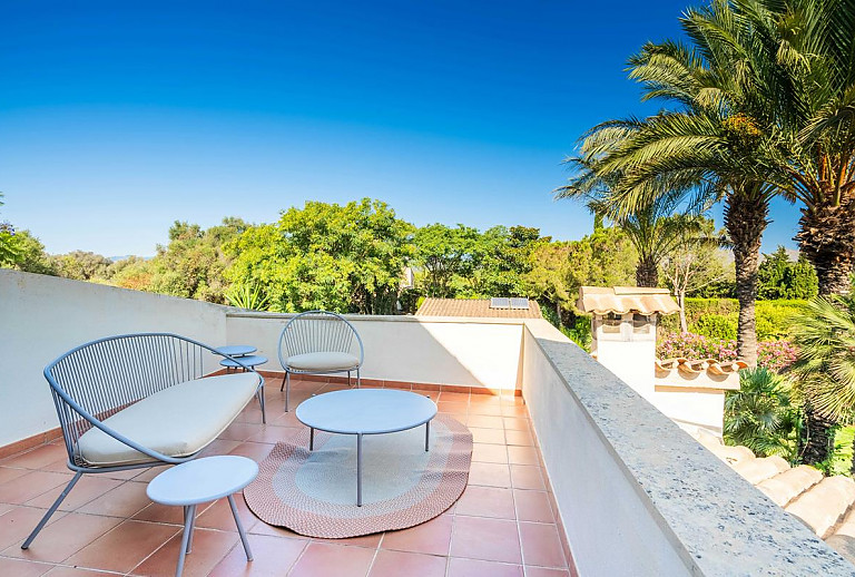 Balkon mit Bank und Sessel