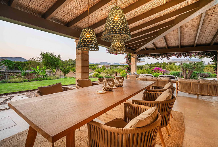 Terrasse mit Vordach und Esstisch