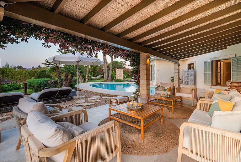 Terrasse mit Vordach und Poolblick