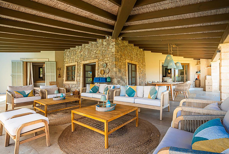 Sofas und Sessel auf der Terrasse