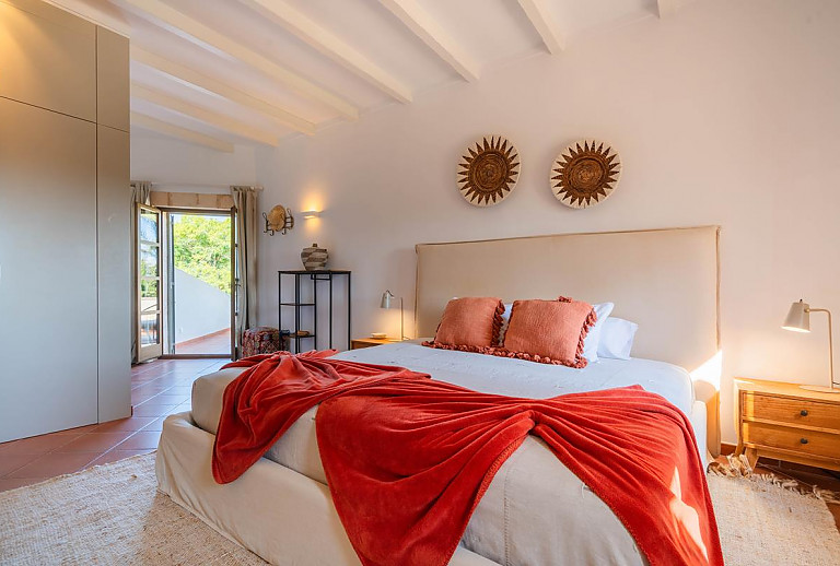 Schlafzimmer mit Doppelbett und Balkon