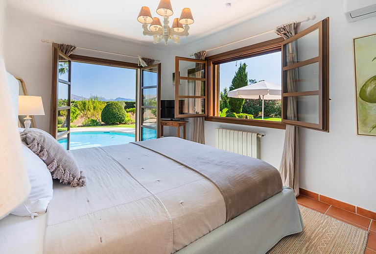 Schlafzimmer mit Doppelbett und Fernseher