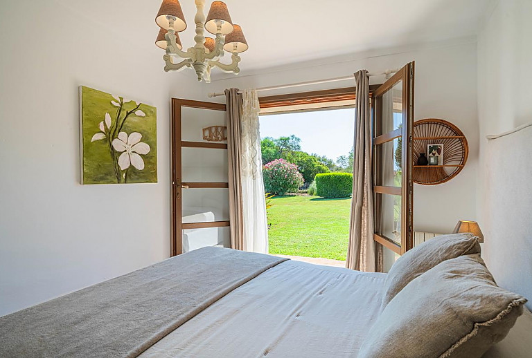Schlafzimmer mit Doppelbett und Wandbild
