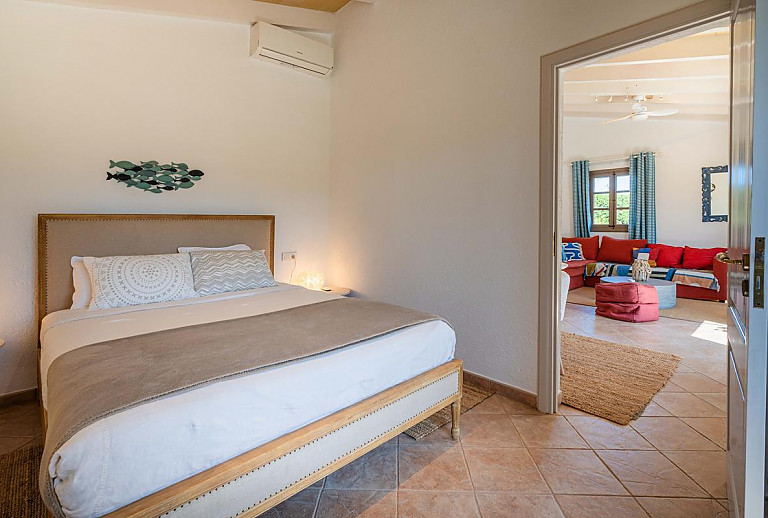Schlafzimmer mit Doppelbett und Klimaanlage