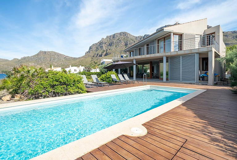 Poolterrasse vor dem Ferienhaus
