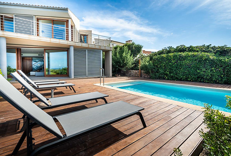 Sonnenliegen auf der Terrasse am Pool