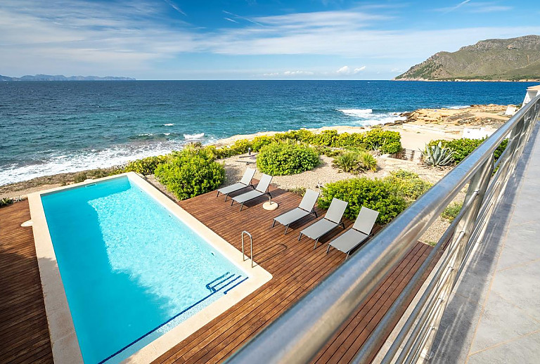 Blick vom Balkon auf den Pool und das Meer