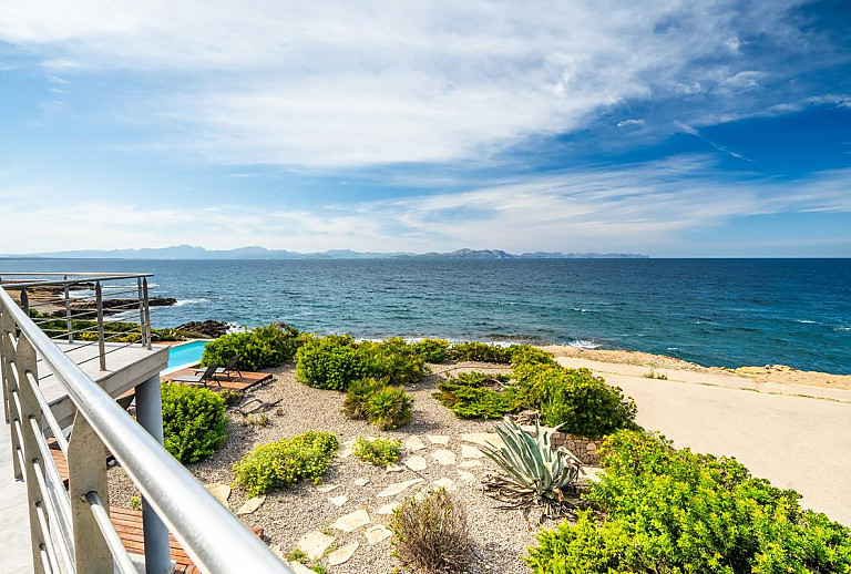 Steingarten am Pool bis zum Meer