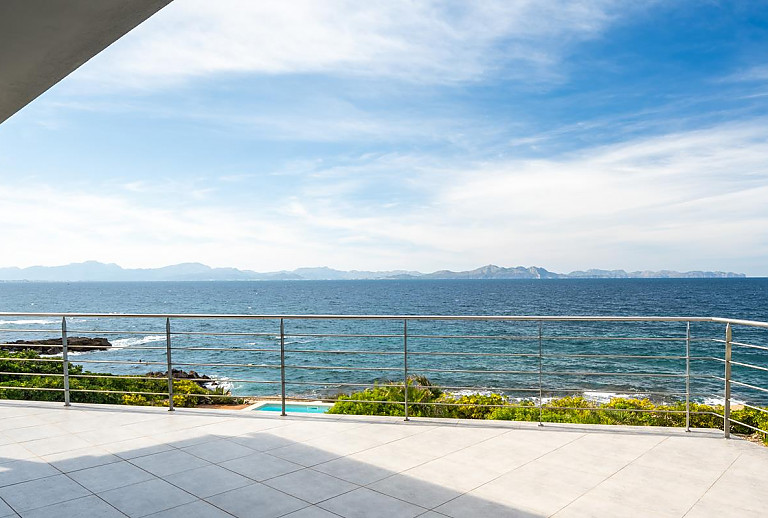 Terrasse mit Blick auf den Pool und das Meer